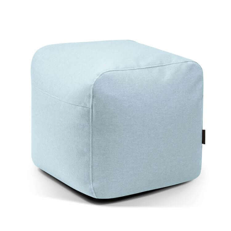 El Pouf Plus 50 Riviera es un puf azul claro con forma de cubo y tejido antimanchas liso, perfecto como asiento adicional para exteriores y que se muestra sobre fondo blanco.