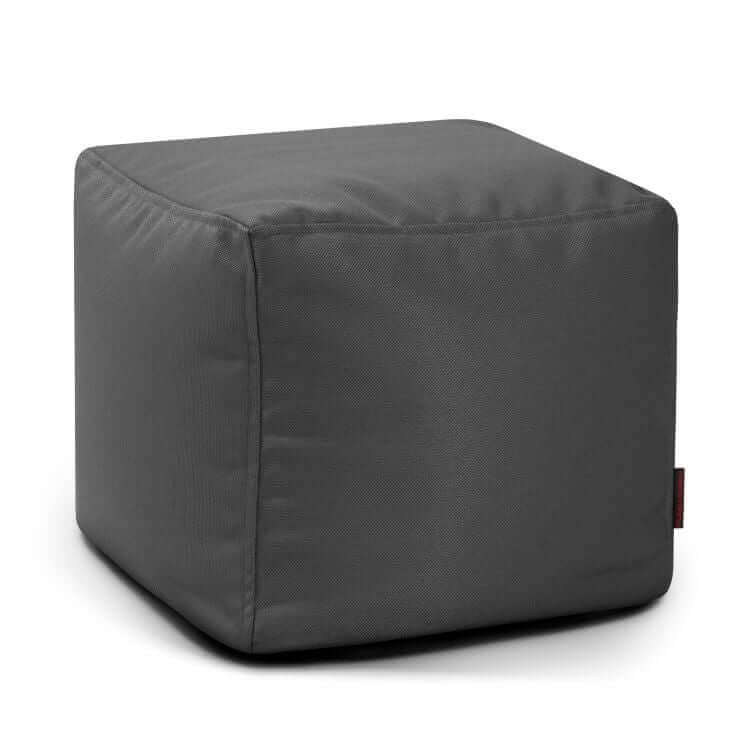 El Puff cuadrado de tejido ignífugo 45×45×40 cm - compacto de UP PROFUSE es un asiento ergonómico y cómodo, ideal para dormitorio o salón, con diseño funcional sobre fondo blanco.