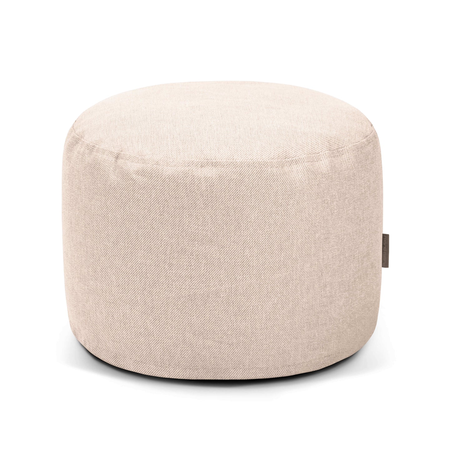 Pouf Mini Riviera redondo, beige - otomana de uso exterior con etiqueta lateral, fabricado en tejido OEKO-TEX para un asiento versátil. Sobre fondo blanco.