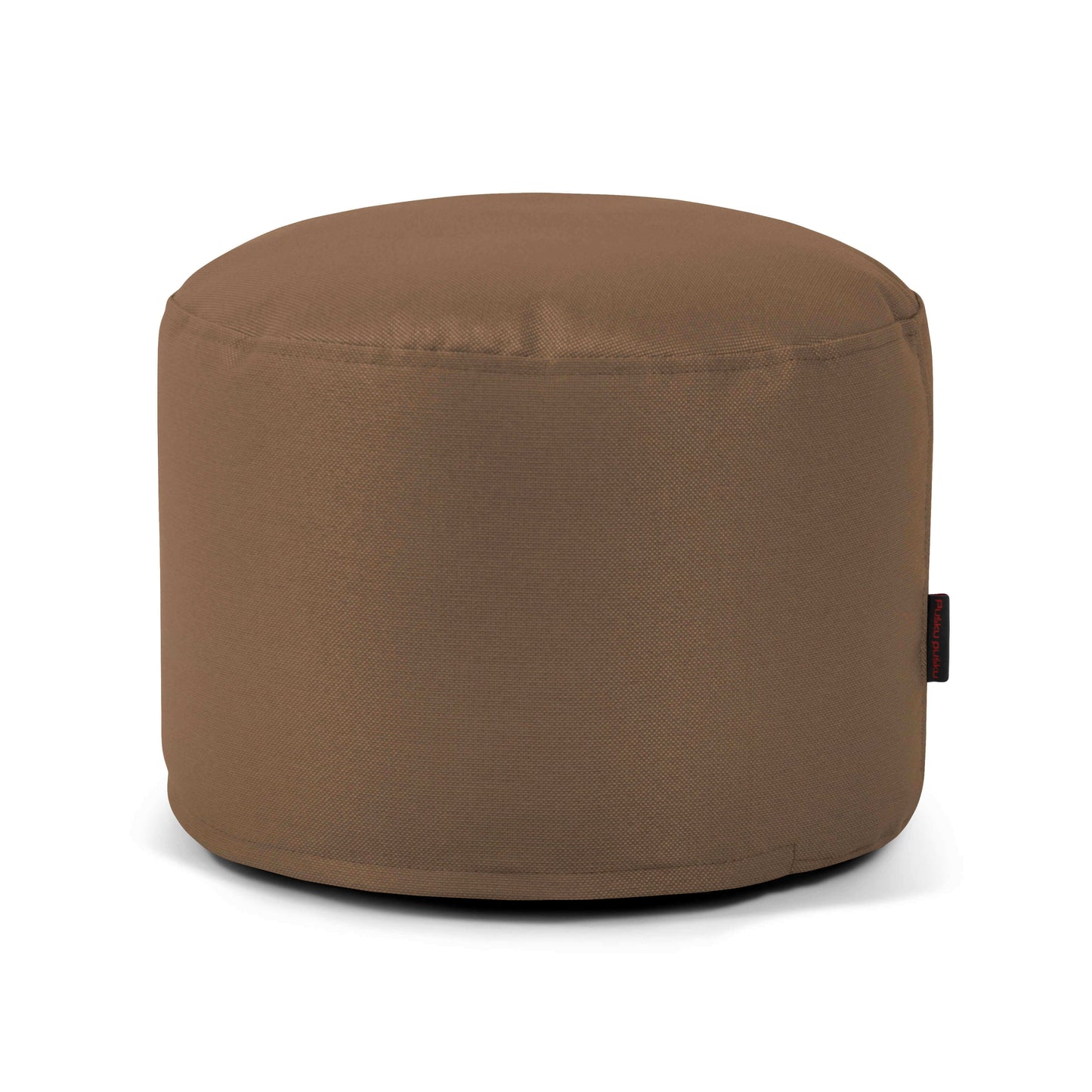 La MINI PROFUSE (40×40×30 cm), una otomana redonda de color marrón fabricada con tejido ignífugo, es un asiento compacto para el dormitorio o el salón, que se muestra con una etiqueta negra en el lateral sobre fondo blanco.