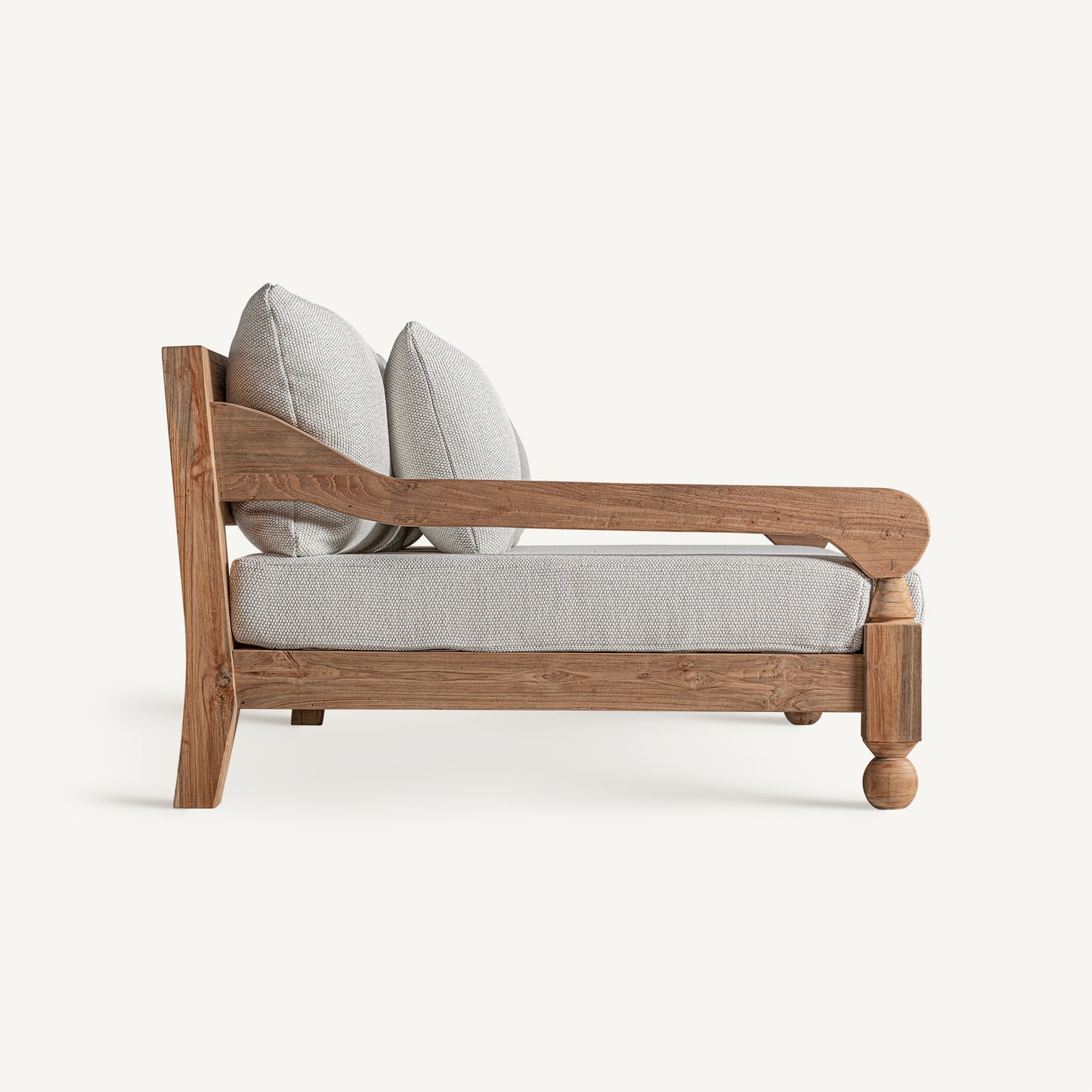 Vista lateral del Sofá de exterior teca reciclada marrón natural y tapizado blanco resistente al agua 250×128×80 cm, ideal para jardín o terraza, sobre fondo blanco liso.