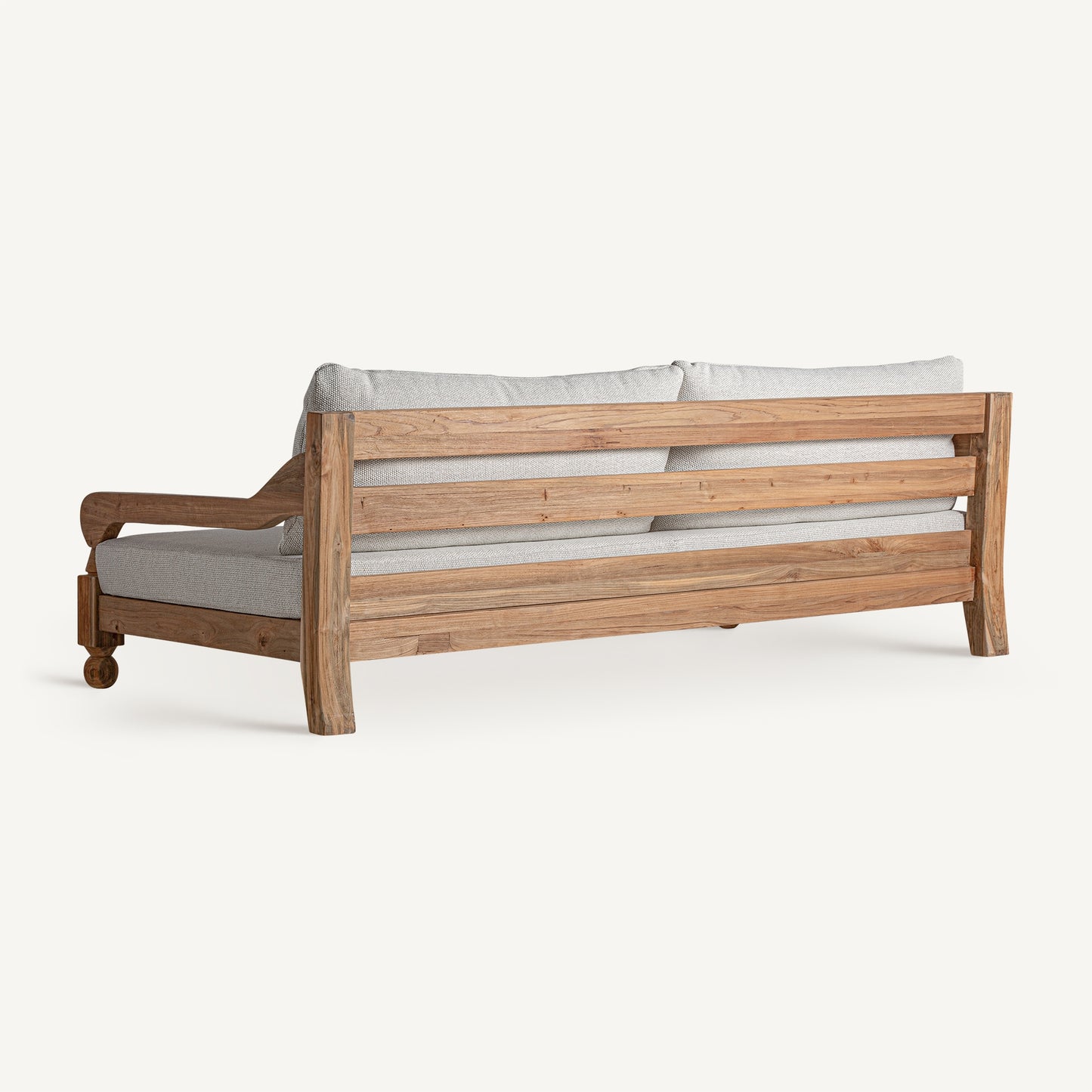 Sofá de exterior JODPHUR en teca reciclada marrón natural y tapizado blanco resistente al agua (250×128×80 cm), estilo colonial moderno, ideal para jardín o terraza. Estructura con brazos sencillos y rueda lateral visible.