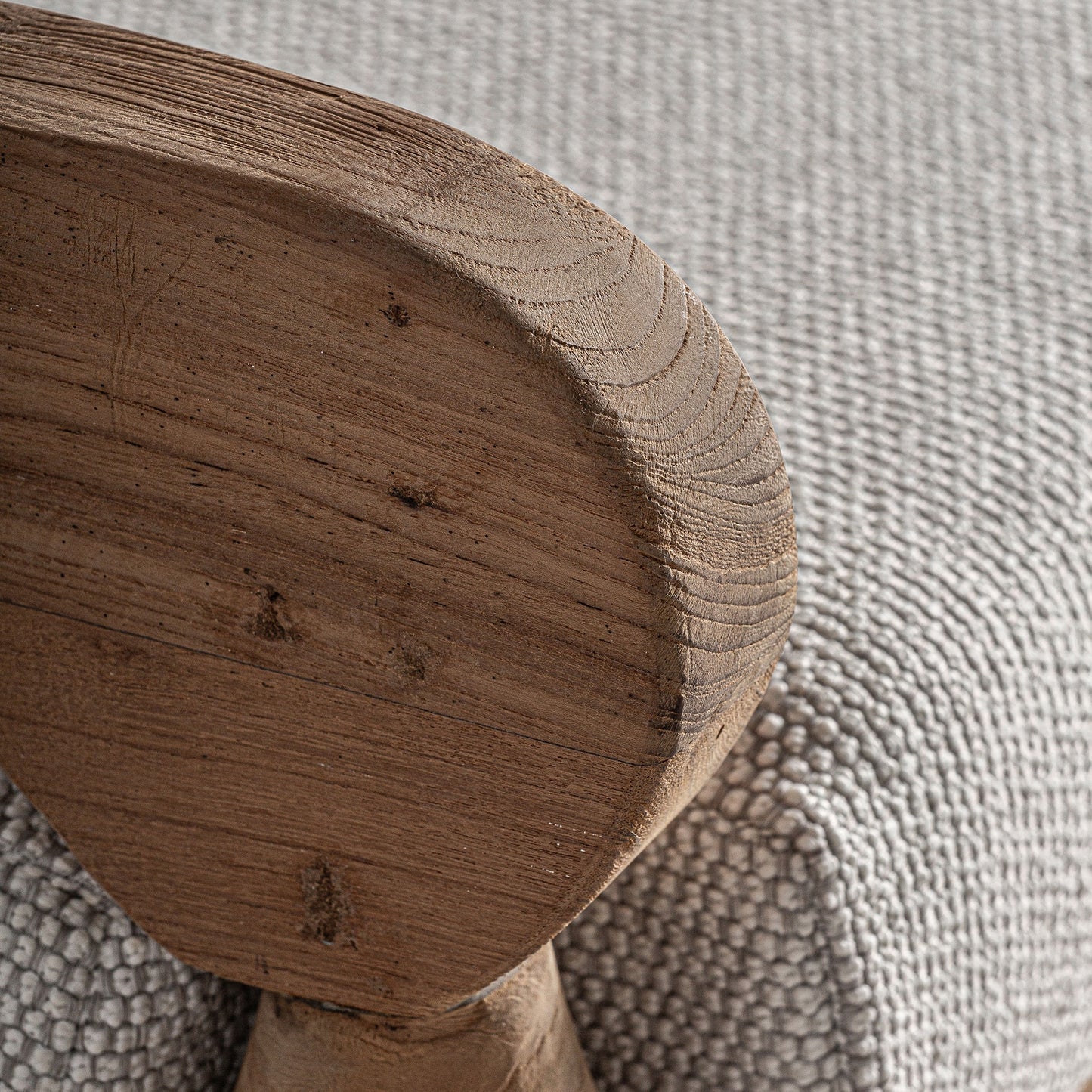 Detalle del reposabrazos de madera del Sofá de exterior teca reciclada marrón natural y tapizado blanco resistente al agua 250×128×80 cm - JODPHUR. Perfecto para jardín o terraza, combina estilo y durabilidad para uso exterior.