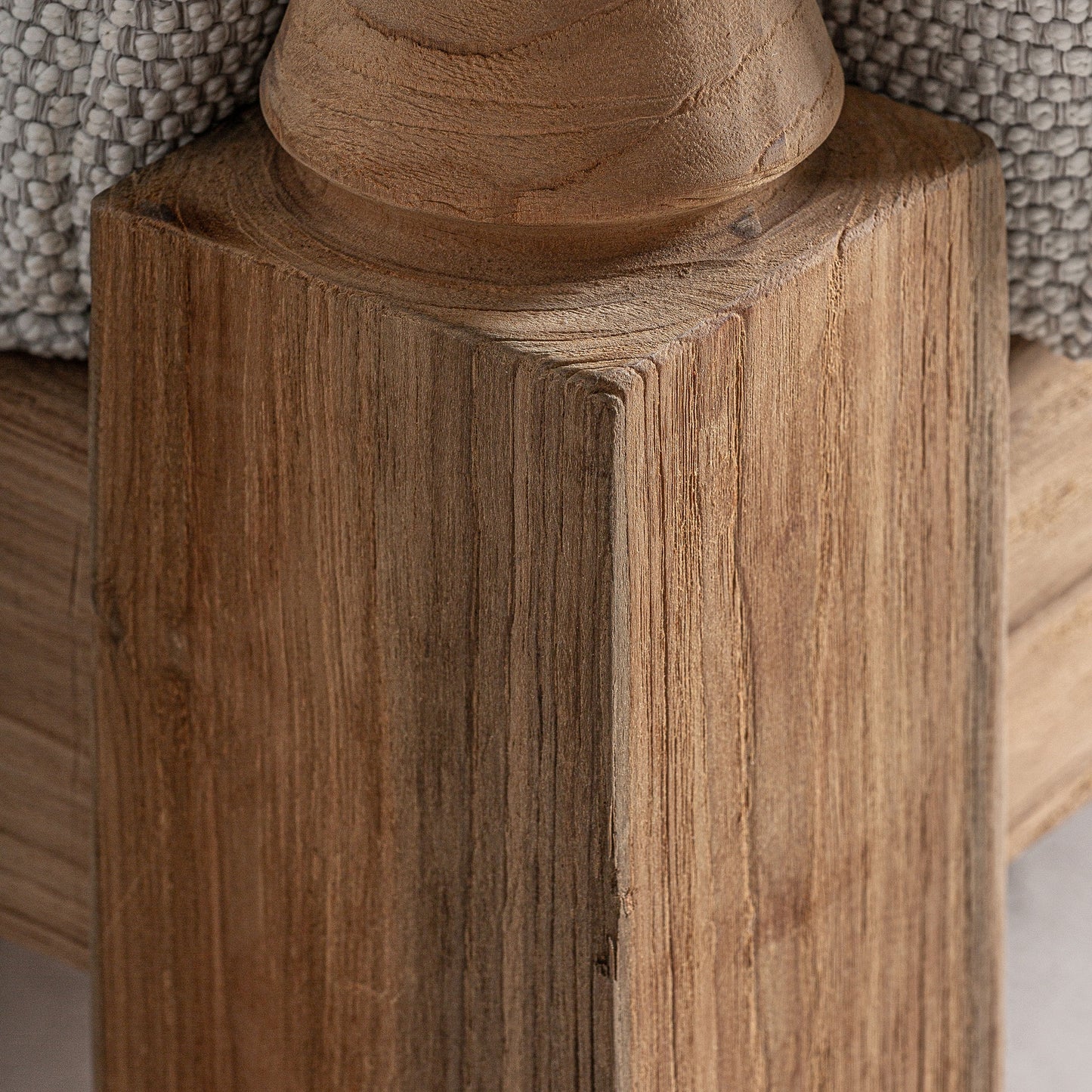 Detalle de una pata de madera con veta natural, unida a un tapizado blanco resistente al agua-perfecto para el Sofá de exterior teca reciclada marrón natural 250×128×80 cm JODPHUR, ideal para jardín o terraza.
