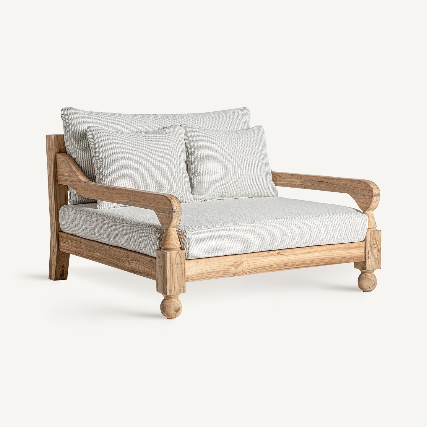 Sofá modular de exterior JODPHUR, 130×138×92 cm, con teca reciclada marrón natural y tapizado beige resistente al agua, ideal para jardín o terraza de estilo colonial moderno, con dos cojines a juego sobre fondo blanco liso.