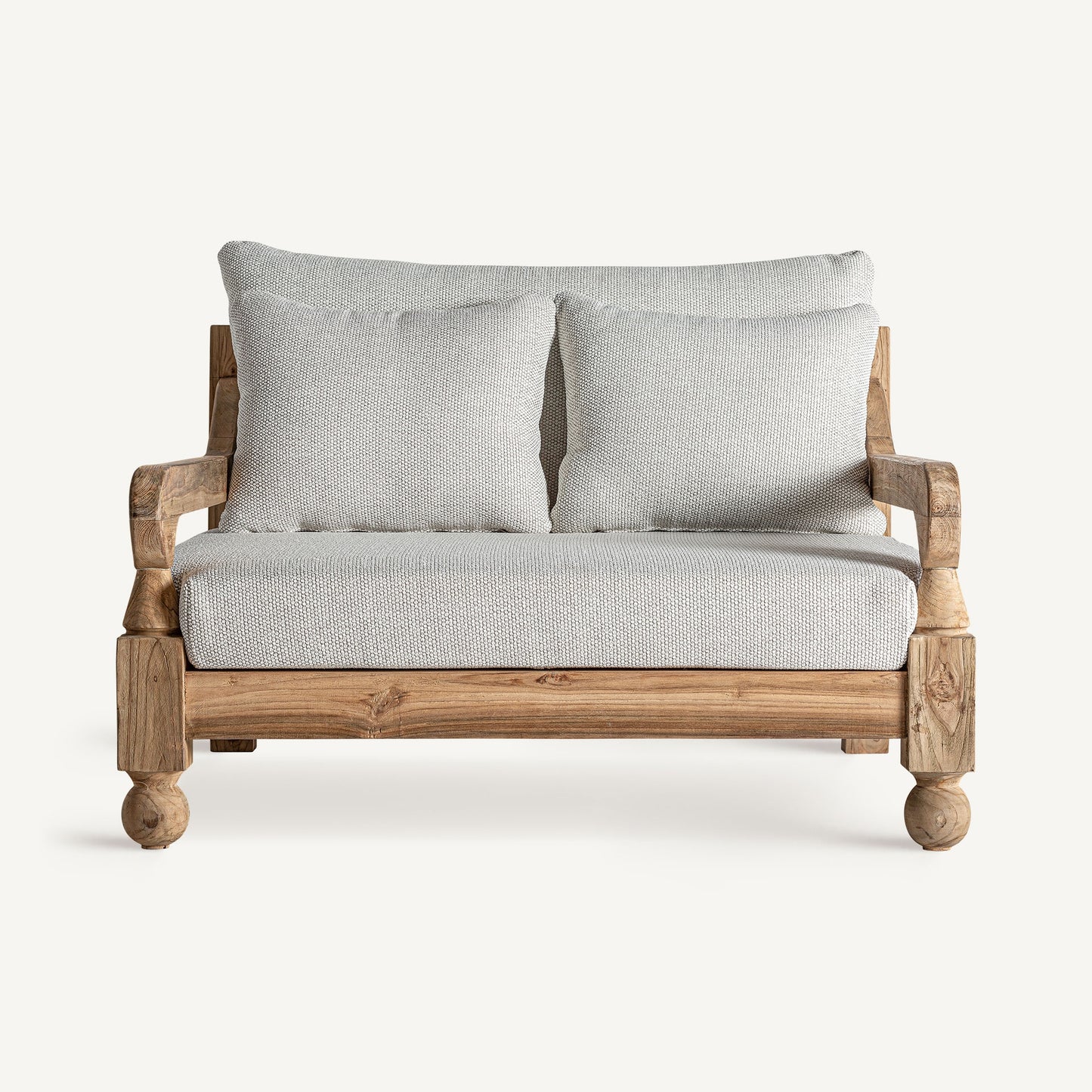 El sofá modular de exterior JODPHUR, de teca reciclada marrón natural y tapizado beige resistente al agua (130×138×92 cm), estilo colonial moderno para jardín o terraza, aparece con dos reposabrazos sobre fondo blanco.