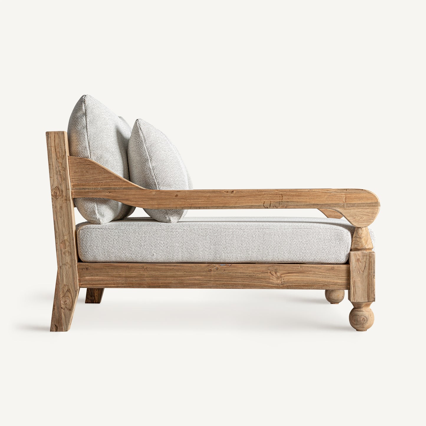 Vista lateral del sofá modular de exterior JODPHUR, fabricado en teca reciclada de color marrón natural con tapicería beige resistente al agua (130×138×92 cm), incluye dos cojines a juego, de estilo colonial moderno, perfecto para jardín o terraza, sobre fondo blanco.