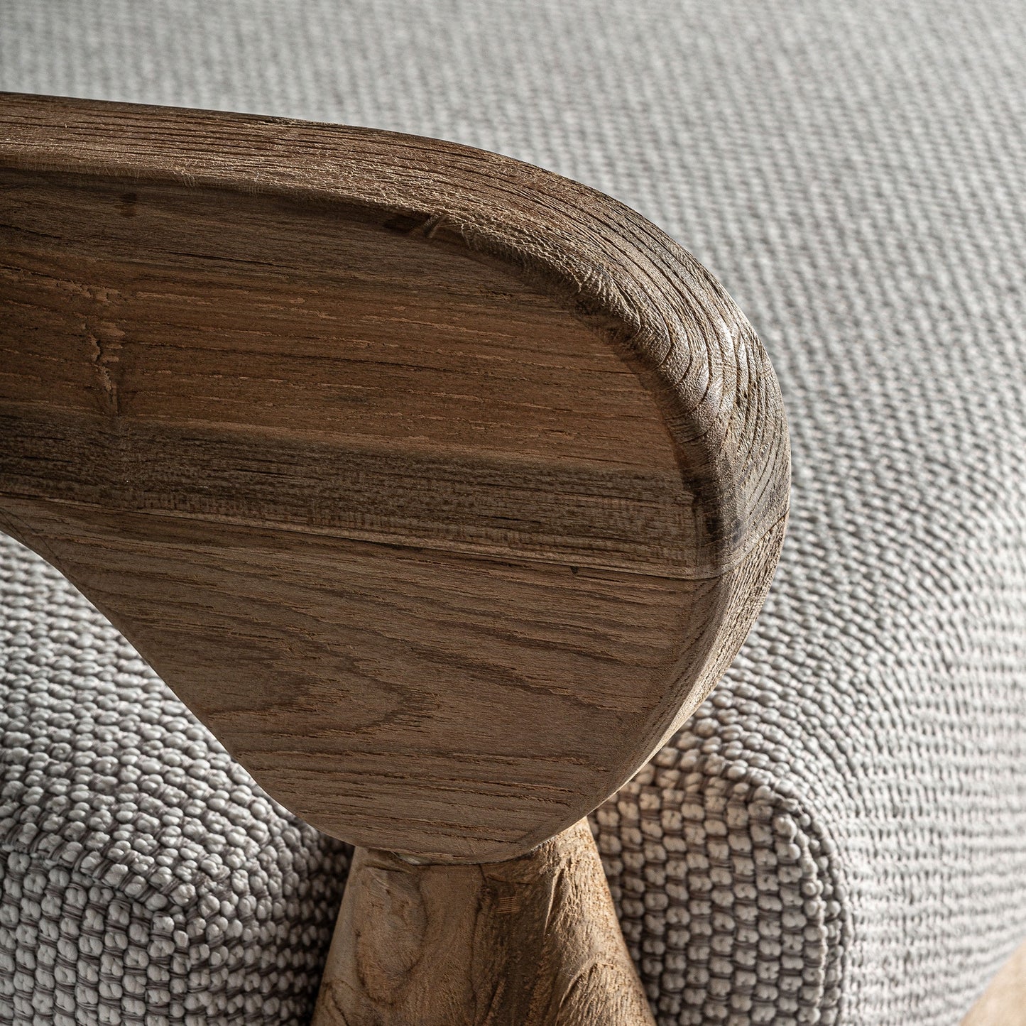 Detalle de un reposabrazos de madera de teca reciclada en el sofá modular de exterior JODPHUR, acabado marrón natural con tapicería beige resistente al agua, 130×138×92 cm-ideal para jardín o terraza de estilo colonial moderno.