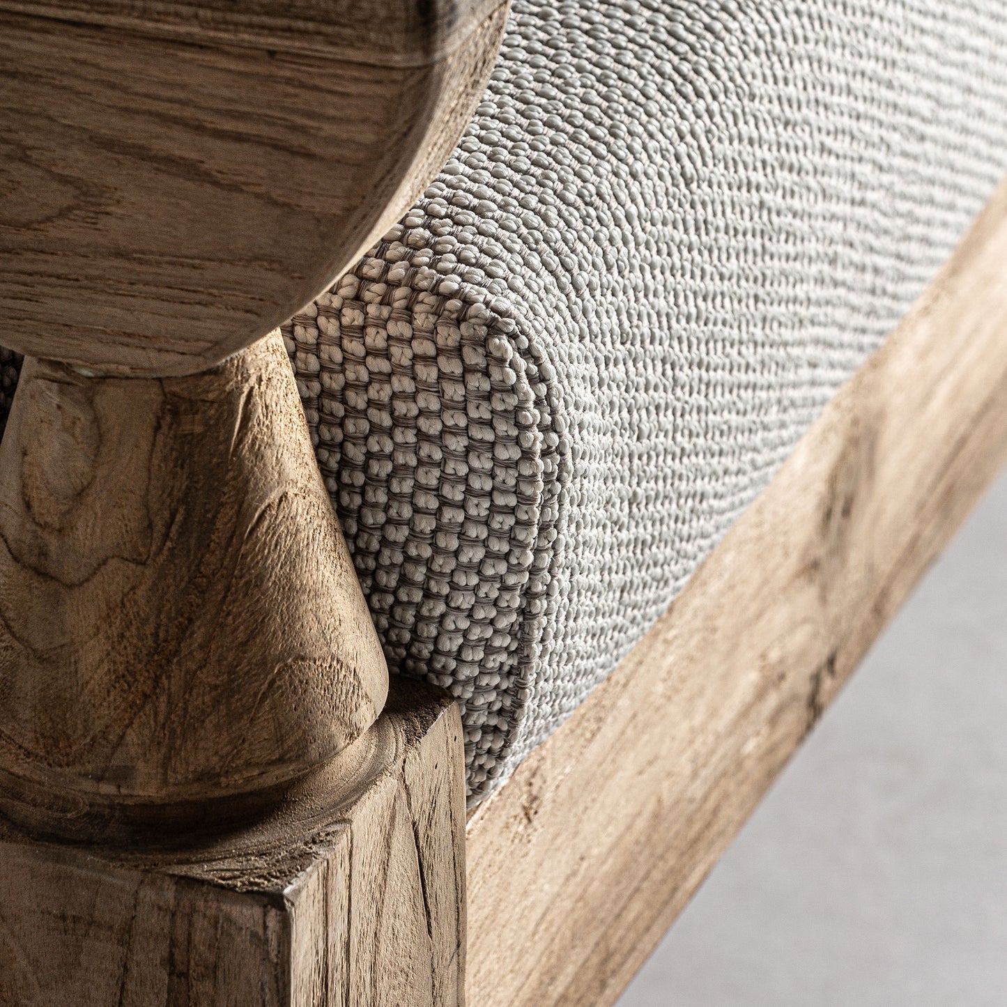 Detalle del sofá modular de exterior JODPHUR de teca reciclada marrón natural, con cojín beige resistente al agua. Ideal para jardín o terraza. Dimensiones: 130×138×92 cm. Estilo colonial moderno.