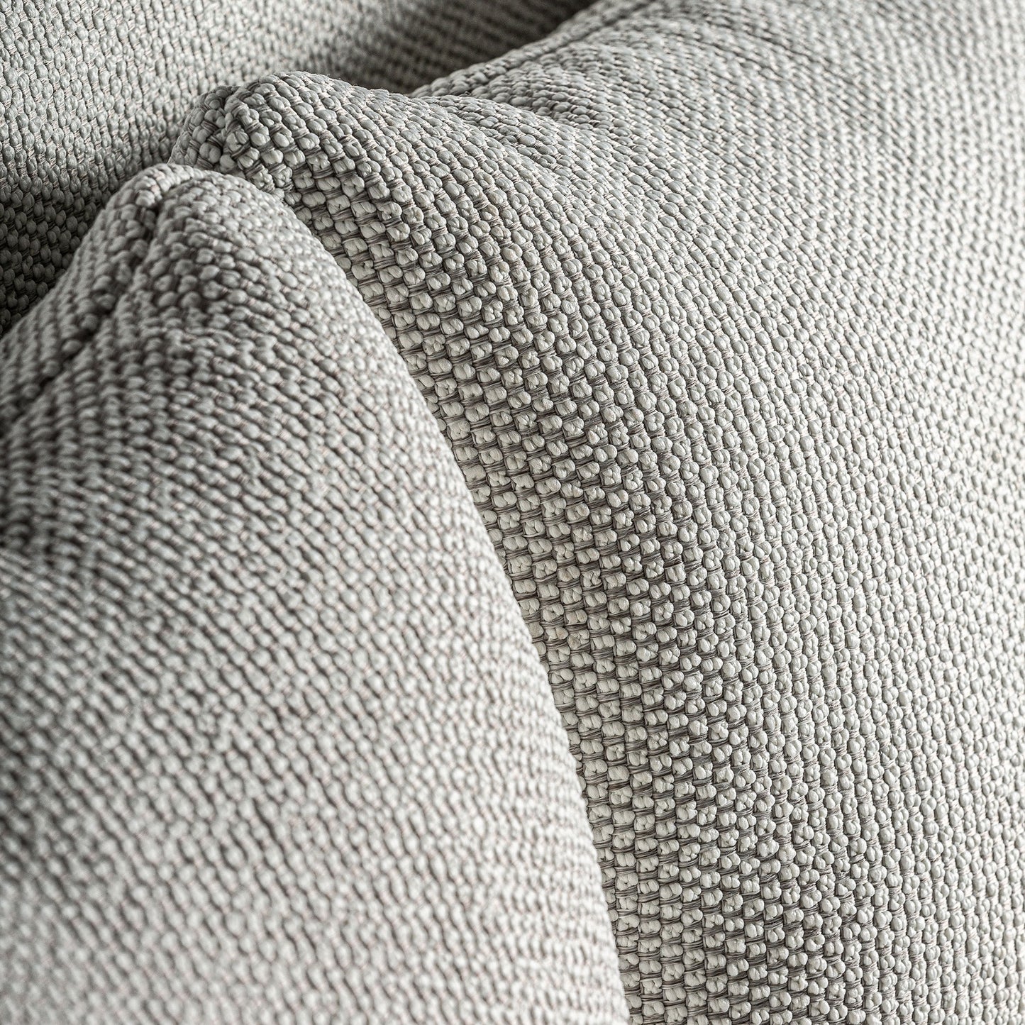 Detalle de los dos cojines beige con tejido hidrófugo del sofá modular de exterior JODPHUR de teca reciclada, 130×138×92 cm, perfecto para su jardín o terraza.