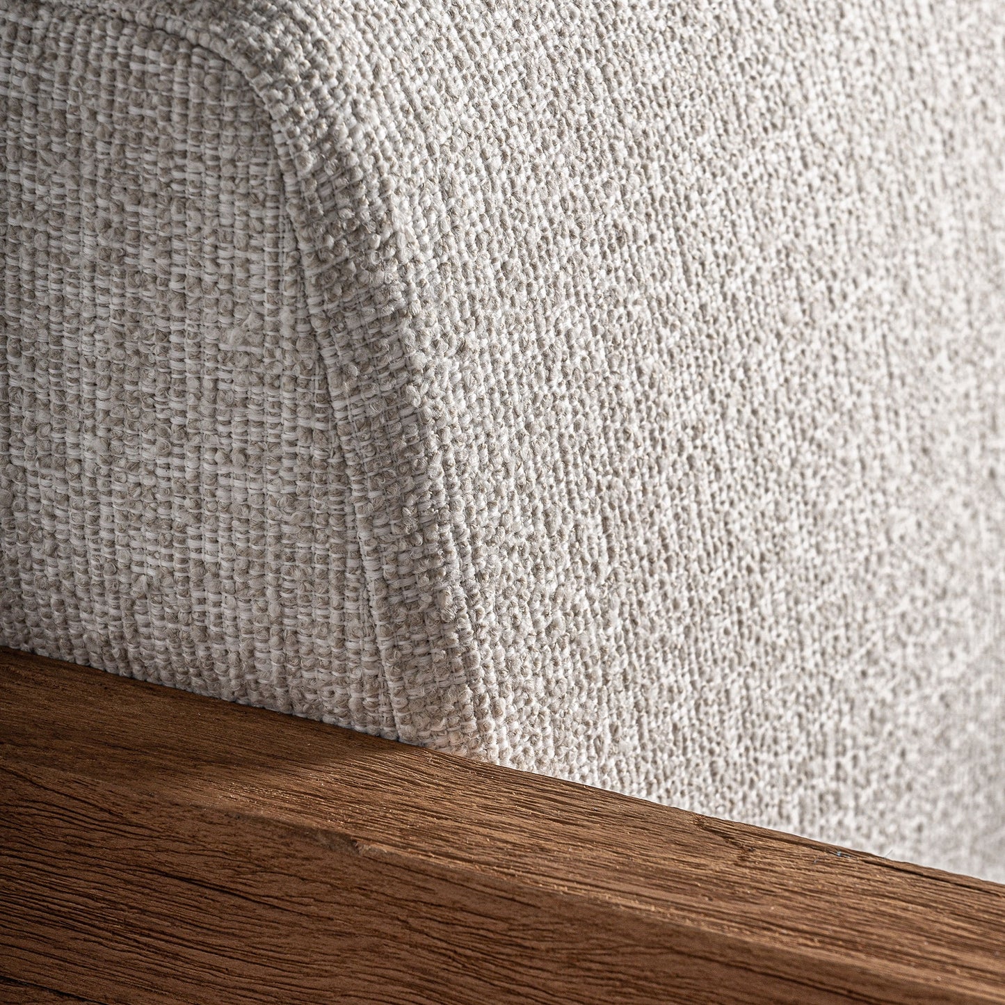 Detalle del sofá de exterior contemporáneo TESTA: tapizado beige resistente al agua y base de madera de teca reciclada (240×80×80 cm), ideal para jardines o terrazas.