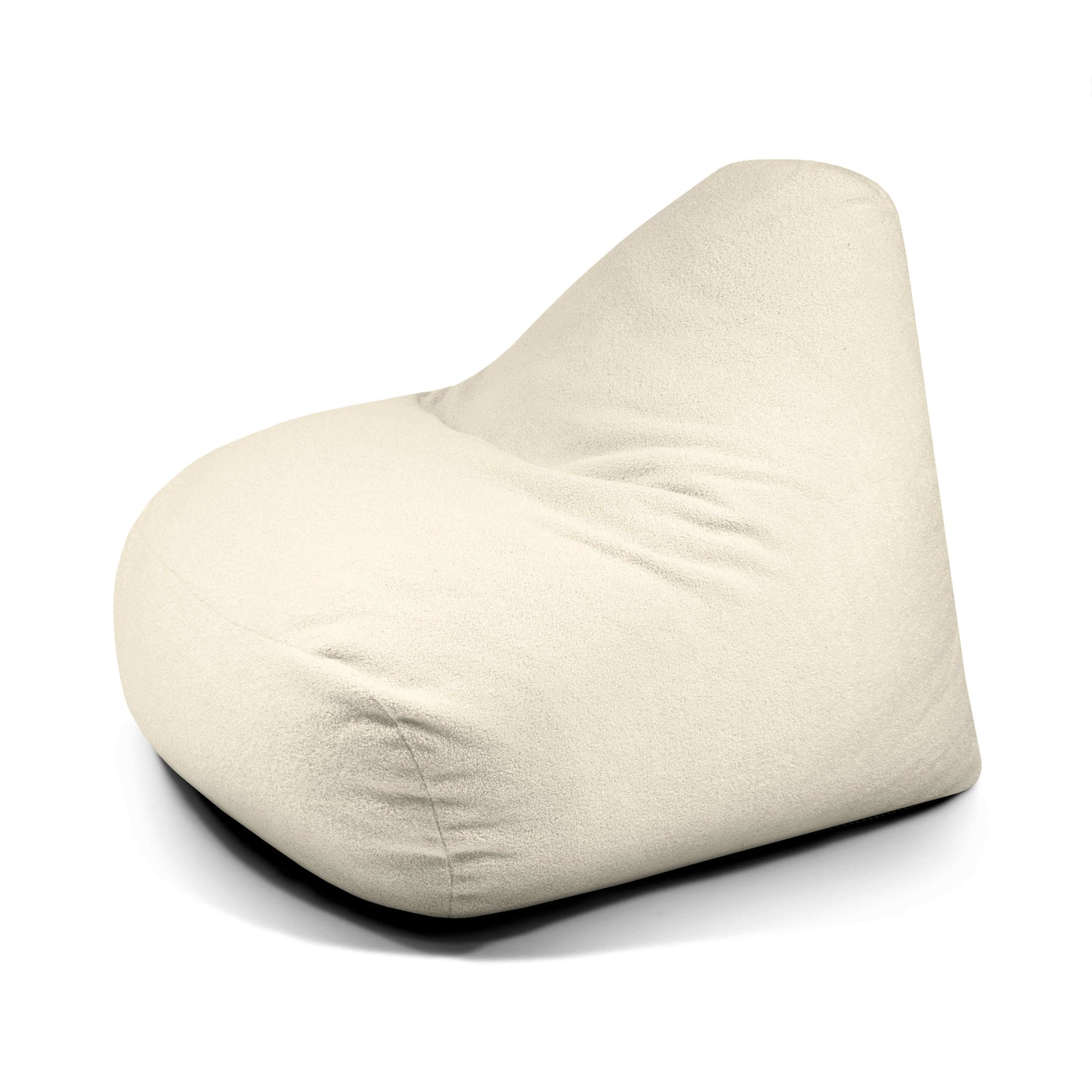 Un moderno sillón SNUG 100 TEDDY beige de espuma y borreguito (110×100×74 cm) con respaldo alto se muestra desde un ángulo sobre un fondo blanco, perfecto para su salón o dormitorio.