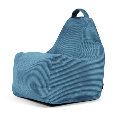Un sillón puf de pana azul con respaldo alto y asa de transporte en la parte superior, sobre un fondo blanco.