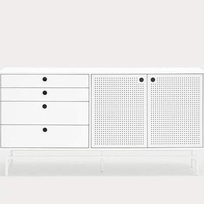 Aparador blanco con cuatro cajones a la izquierda y dos puertas de armario perforadas a la derecha, con tiradores negros.