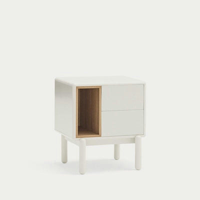 Una moderna mesita de noche blanca con dos cajones y un estante abierto, con patas redondas y un interior de madera clara.