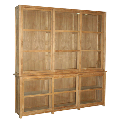 Mueble de madera con ocho puertas de cristal y estantes vacíos.