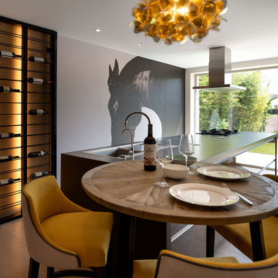 Comedor moderno con mesa y sillas de madera.