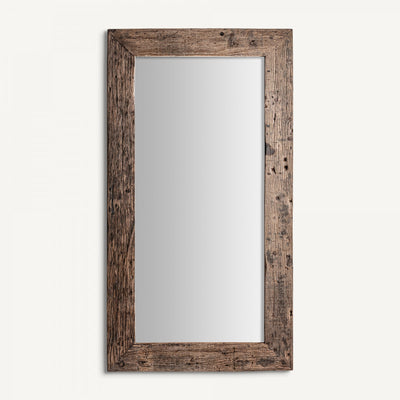 Un espejo rectangular sobre un fondo blanco.