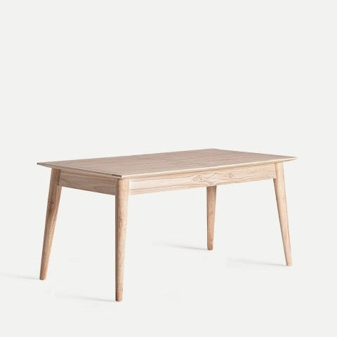 Una mesa de comedor con base negra y patas negras.