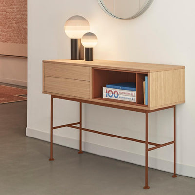 Un pasillo con un banco y un espejo.