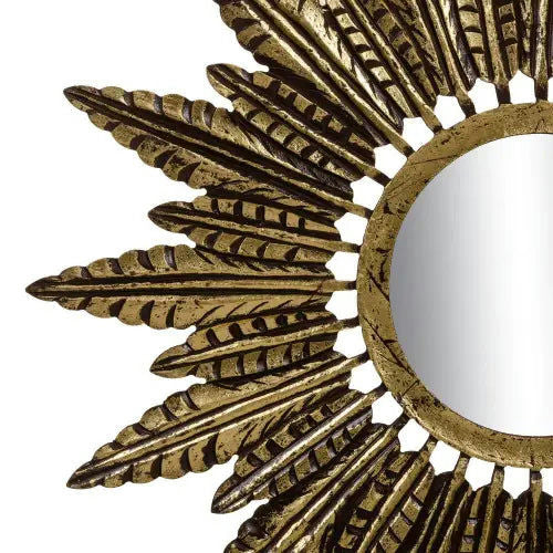 Primer plano de un Espejo Sol Oro DM Decoración con diseño sunburst que presenta rayos metálicos en forma de hojas, ofreciendo un encantador aspecto vintage.