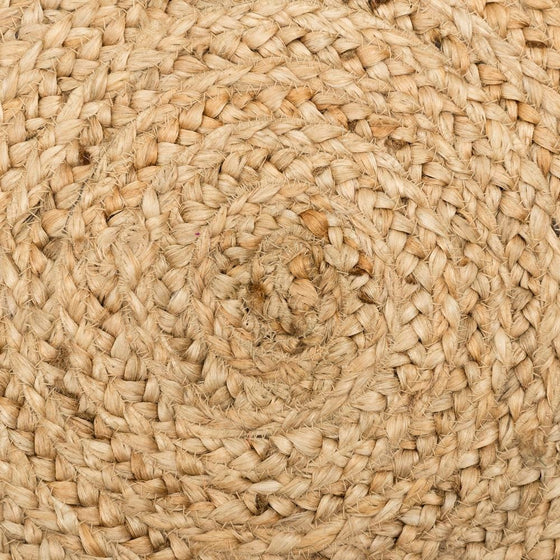 Primer plano de la Alfombra Circular de Yute Natural Isla, que presenta un patrón de espiral tejido en un diseño bohemio. Su textura de fibra natural crea un ambiente sostenible.