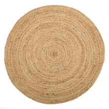  La Alfombra Circular de Yute Natural Isla es una alfombra de yute tejida de forma redonda y hecha de fibras naturales, que presenta un patrón circular concéntrico sobre un fondo blanco. Es perfecta para infundir un diseño bohemio en tu espacio y, al mismo tiempo, apoyar la sostenibilidad.