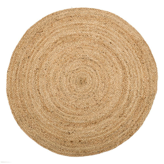 La Alfombra Circular de Yute Natural Isla es una alfombra de yute tejida de forma redonda y hecha de fibras naturales, que presenta un patrón circular concéntrico sobre un fondo blanco. Es perfecta para infundir un diseño bohemio en tu espacio y, al mismo tiempo, apoyar la sostenibilidad.