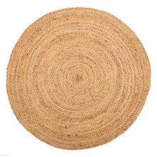  El producto es una Alfombra en Yute Natural Circular Sol, una alfombra redonda tejida de yute en color beige natural con un diseño texturizado, perfecta para la decoración del hogar.