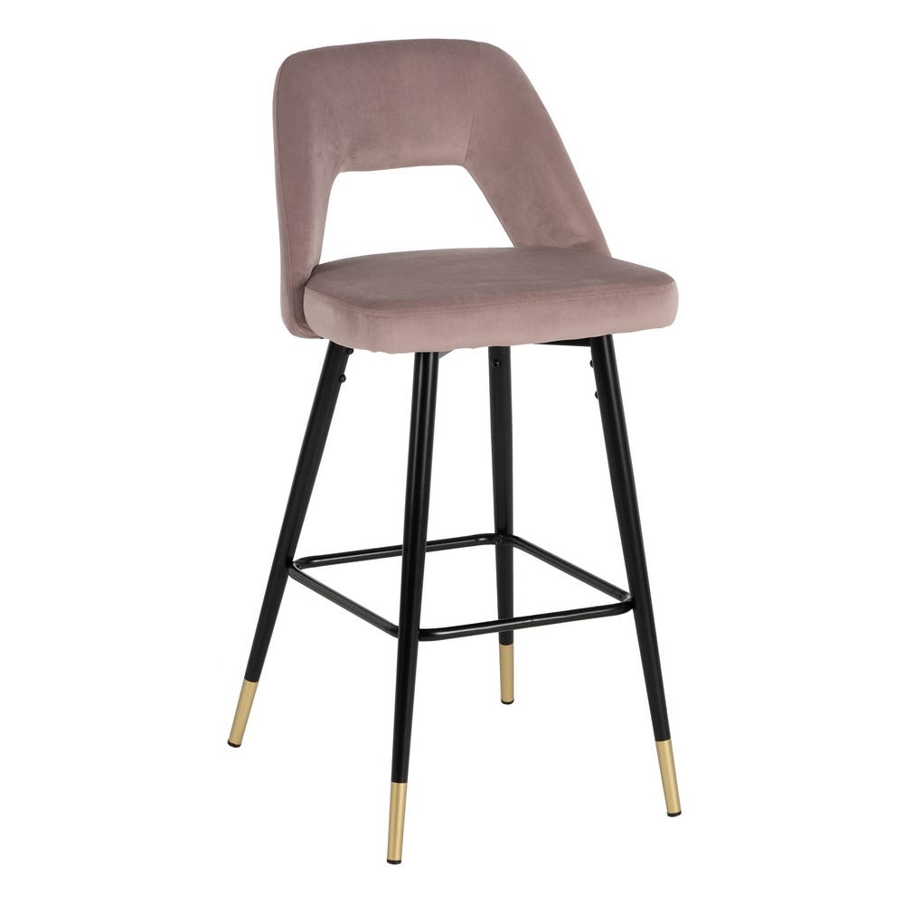 El Taburete alto en tejido y metal Vanne cuenta con un asiento y respaldo acolchados de color marrón claro, patas de metal negro con puntas de color dorado y un reposapiés, lo que lo convierte en un complemento ideal para cualquier espacio de diseño moderno.