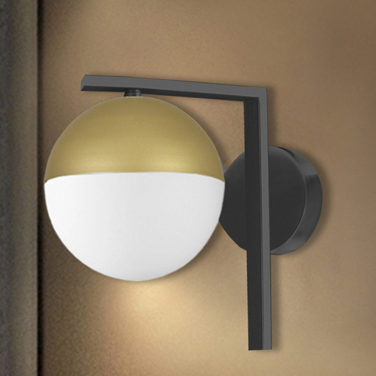 El aplique de pared de acero Janus es una moderna lámpara de pared con diseño esférico, con pantalla bicolor dorada y blanca y montaje de metal negro, perfecta para integrarse en cualquier espacio de diseño contemporáneo.