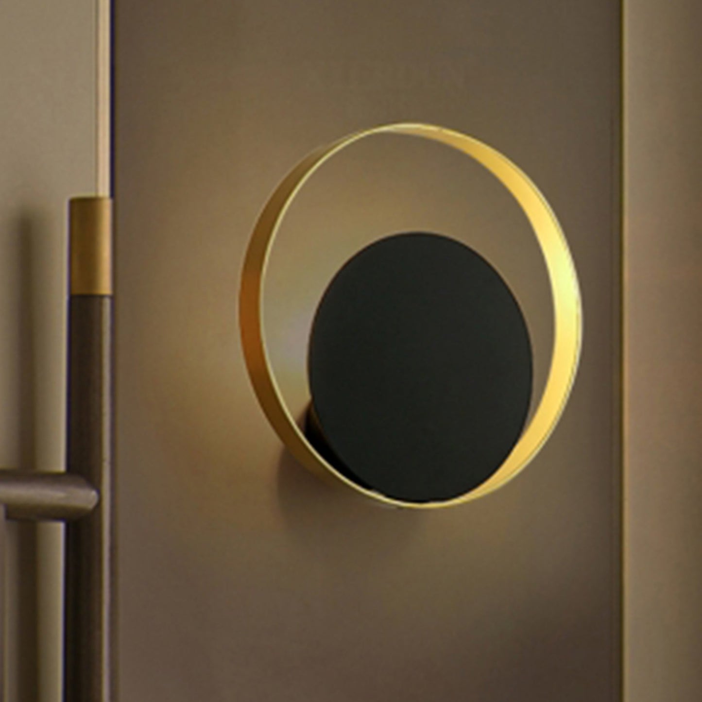 El aplique de pared en acero Echo es una luminaria circular moderna que presenta un diseño elegante con borde dorado y centro negro. Montado en la pared, combina acero negro y oro para brindar una iluminación acogedora para cualquier espacio.