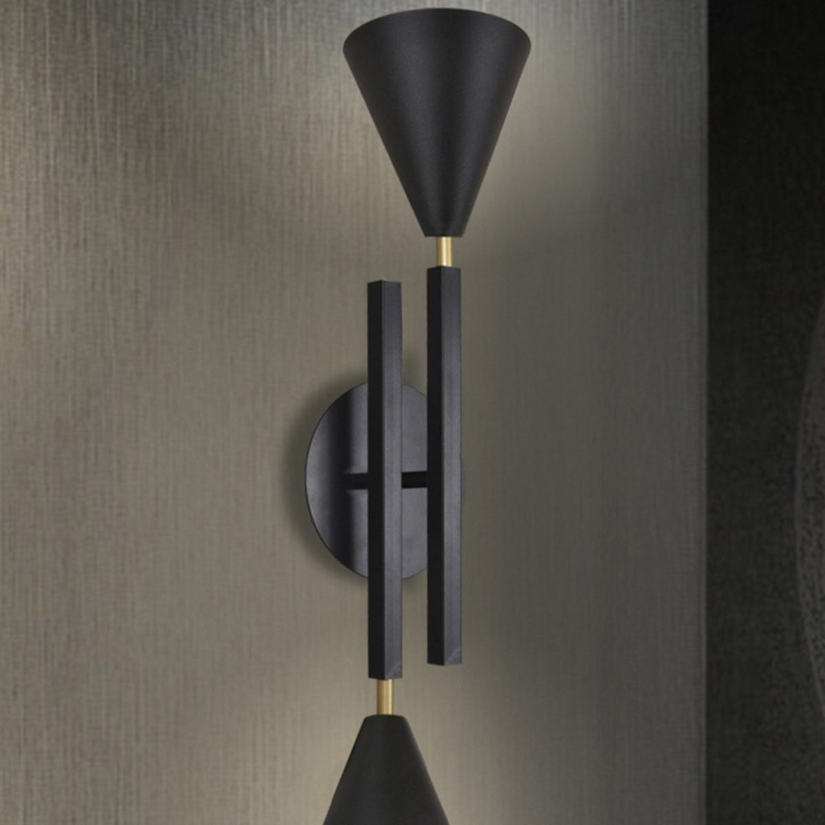 El Aplique de Pared en acero con 2 puntos de Luz Big Nyx presenta apliques de pared modernos de color negro con dos pantallas cónicas, ideales para crear iluminación moderna industrial en paredes texturizadas.