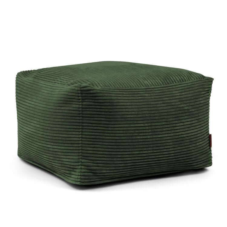 El puf cuadrado verde SOFTBOX WAVES (70×70×40 cm) de terciopelo acanalado lavable se presenta sobre un fondo blanco liso, ideal para salones o dormitorios.