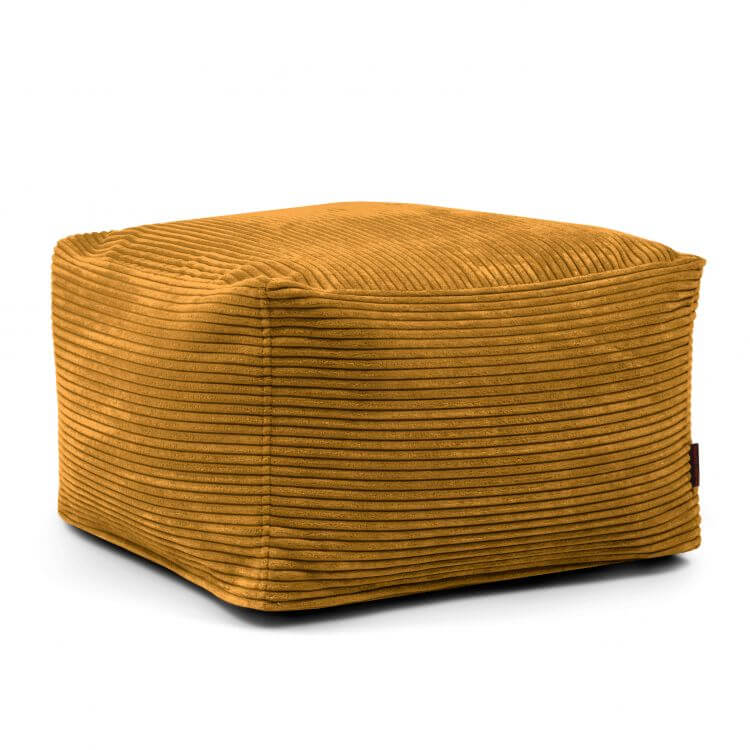Un puf cuadrado de terciopelo acanalado lavable (70×70×40 cm) en amarillo mostaza, modelo SOFTBOX WAVES, sirve de asiento ergonómico para el salón o el dormitorio; se muestra sobre fondo blanco.
