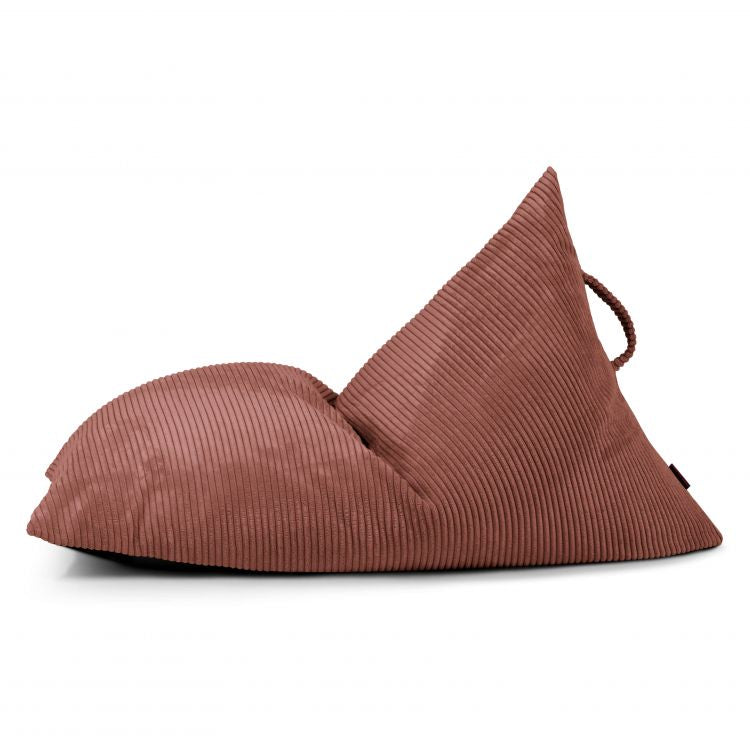 El Bean bag puff infantil de terciopelo acanalado 75×110×65 cm RAZZY WAVES se muestra de perfil, con respaldo triangular y asa superior, en un estilo moderno sobre fondo blanco.