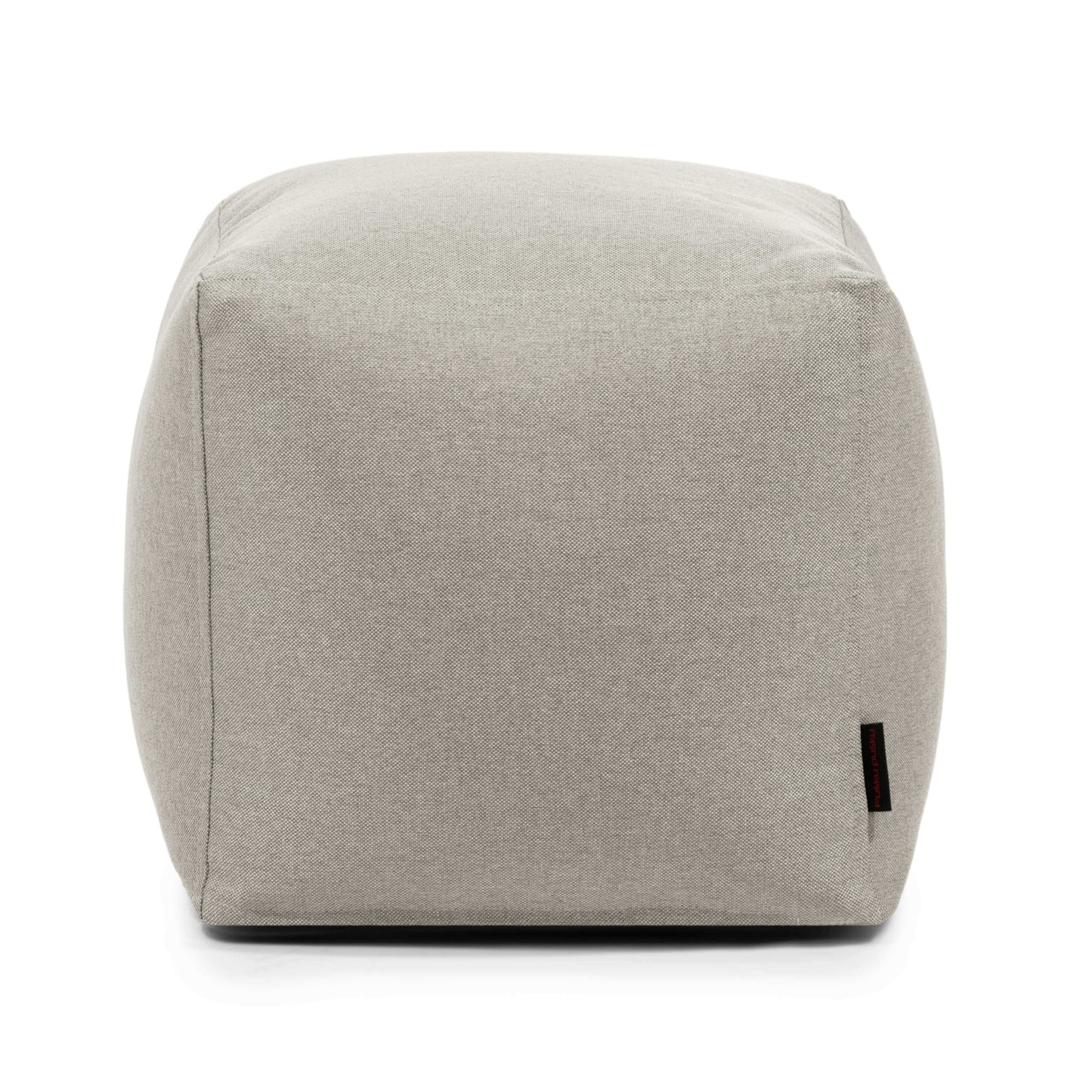 Puff gris claro cuadrado de tela suave lavable 45×45×40 cm - compacto - UP NORDIC con una sutil etiqueta negra cerca del borde inferior, ideal como mueble versátil para dormitorio o salón, sobre fondo blanco.