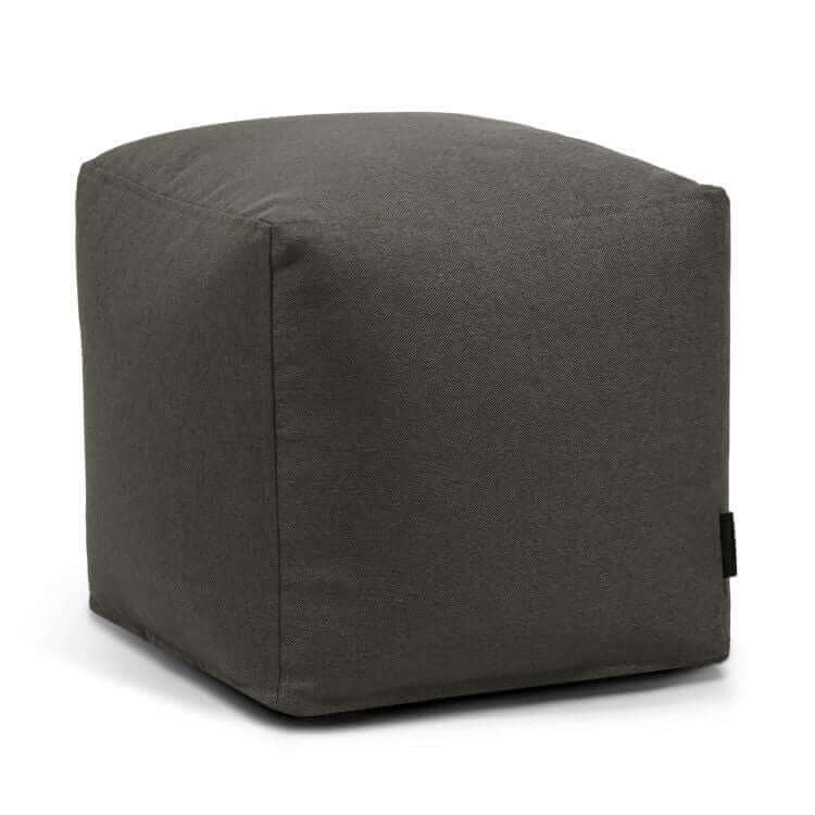 Un puff cuadrado UP NORDIC gris oscuro de tela suave lavable (45×45×40 cm), compacto y versátil para dormitorio o salón, fotografiado sobre un fondo blanco liso.