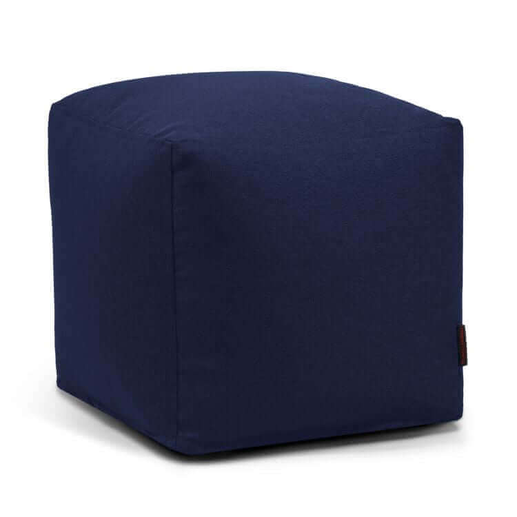 El Puff cuadrado de tela suave lavable 45×45×40 cm - compacto - dormitorio o salón - UP NORDIC, un puf de tela azul marino con forma de cubo y bordes cosidos, se coloca sobre un fondo blanco.