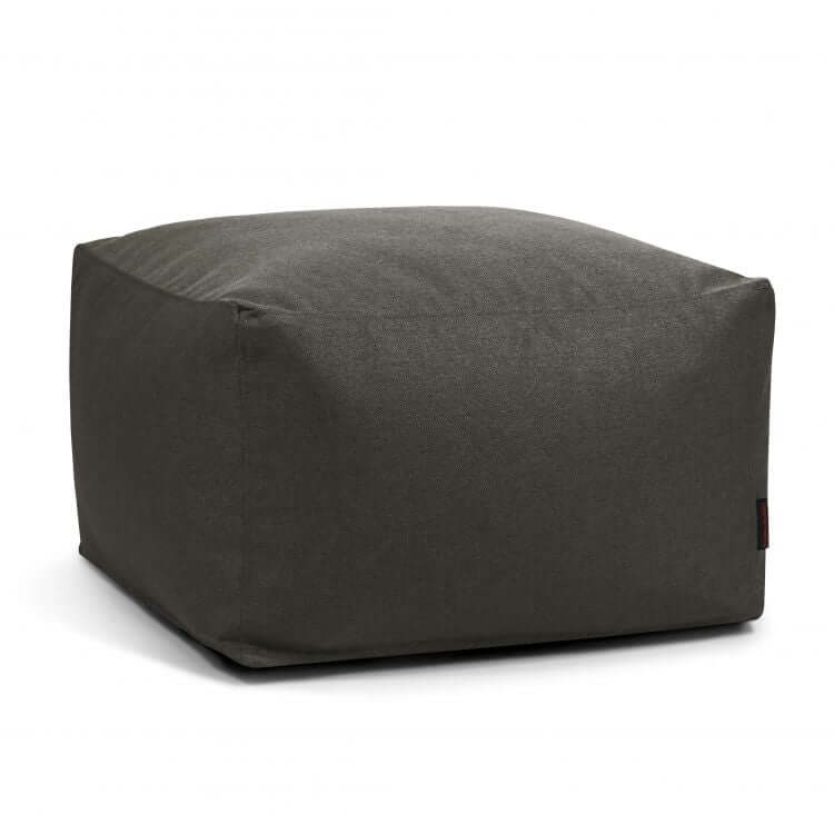 Un Puff cuadrado de tejido lavable 70×70×40 cm - compacto - interior - SOFTBOX NORDIC gris oscuro con bordes redondeados ofrece un asiento versátil, mostrado sobre fondo blanco.
