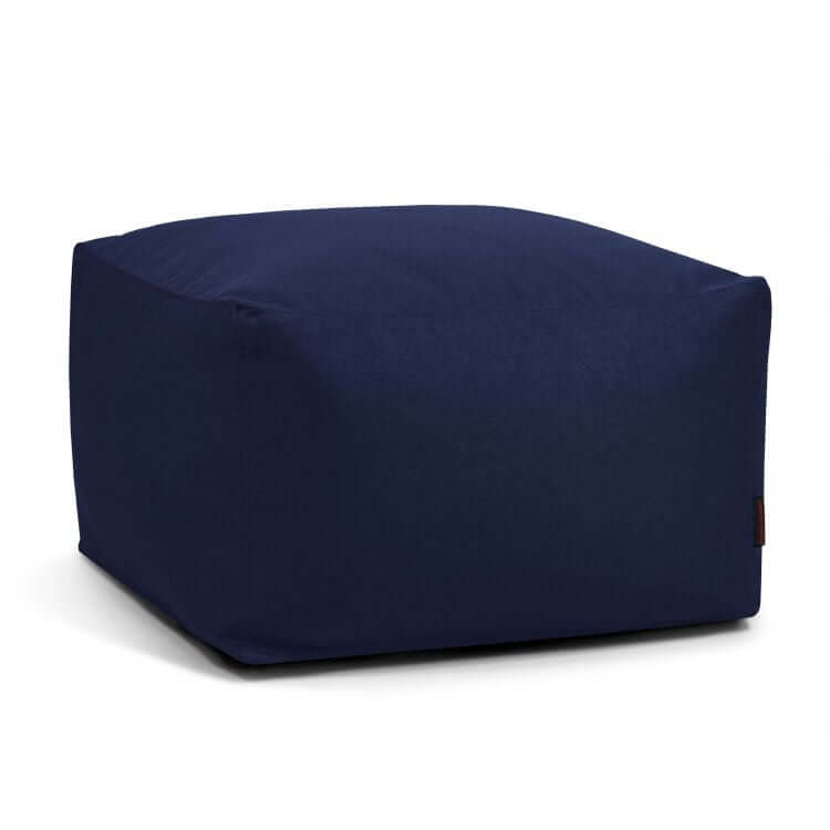 Un cuadrado Puff azul marino de tejido lavable 70×70×40 cm - compacto - interior - SOFTBOX NORDIC con aspecto acolchado sirve de asiento versátil sobre un fondo blanco liso.