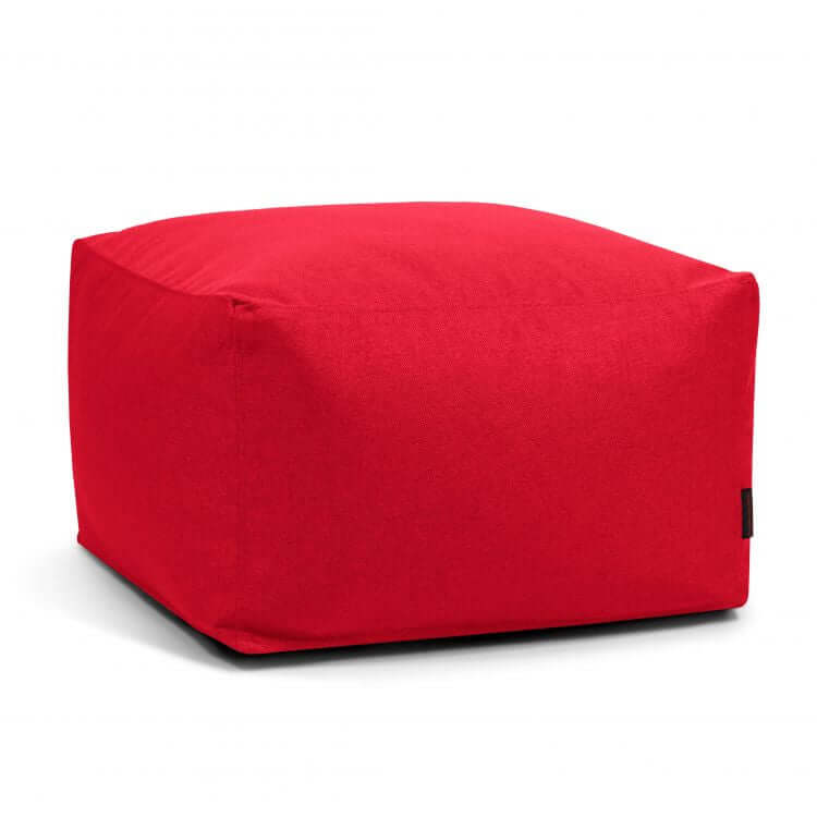 El Puff cuadrado de tejido lavable 70×70×40 cm SOFTBOX NORDIC es un puf compacto y ergonómico de tejido rojo con un aspecto suave y acolchado, que se presenta sobre un fondo blanco liso.