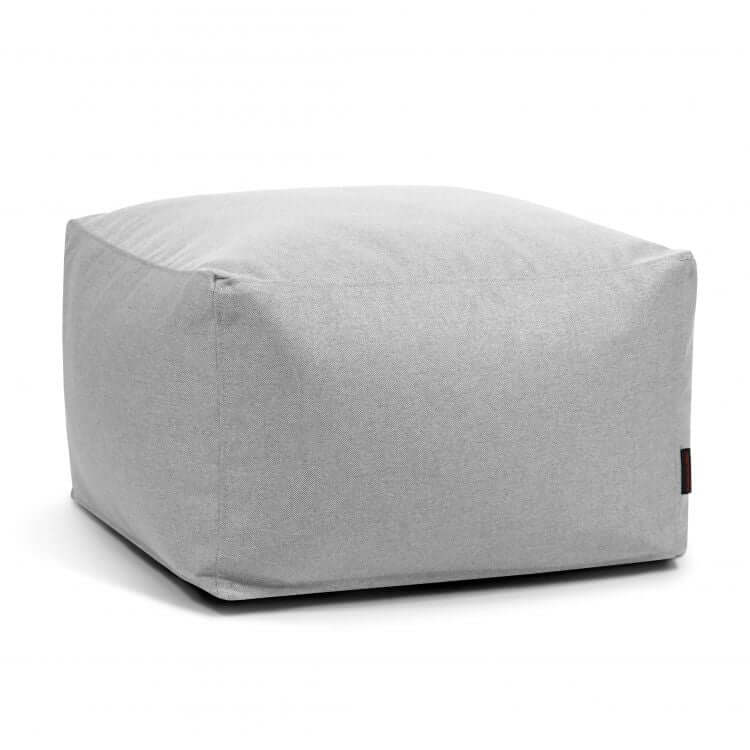 El Puff cuadrado de tejido lavable 70×70×40 cm SOFTBOX NORDIC es un compacto asiento versátil de líneas limpias y suave apariencia acolchada, ideal para interiores, presentado sobre fondo blanco.