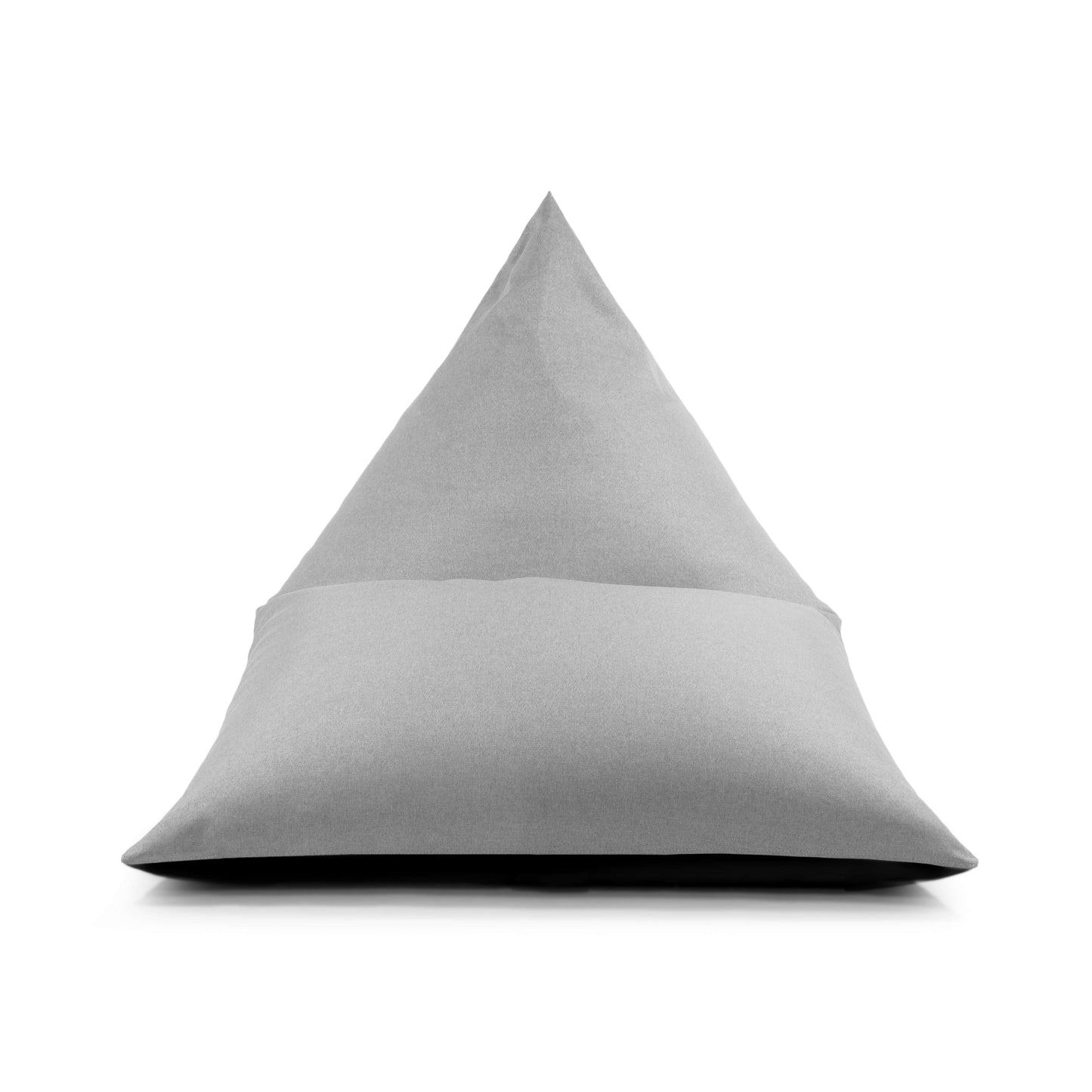 Un puff Bean bag gris grande de tela lavable 155×120×95 cm RAZZMATAZZ NORDIC, inspirado en el diseño escandinavo, se alza en forma de pirámide sobre un fondo blanco liso. Ideal para salones modernos, dormitorios o terrazas cubiertas.