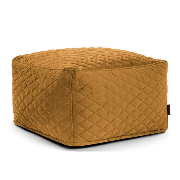 Un puff compacto de terciopelo acolchado amarillo mostaza (SOFTBOX LURE LUXE), de 70×70×40 cm, de forma cuadrada y lavable -ideal para el salón o el dormitorio- que se muestra sobre fondo blanco.