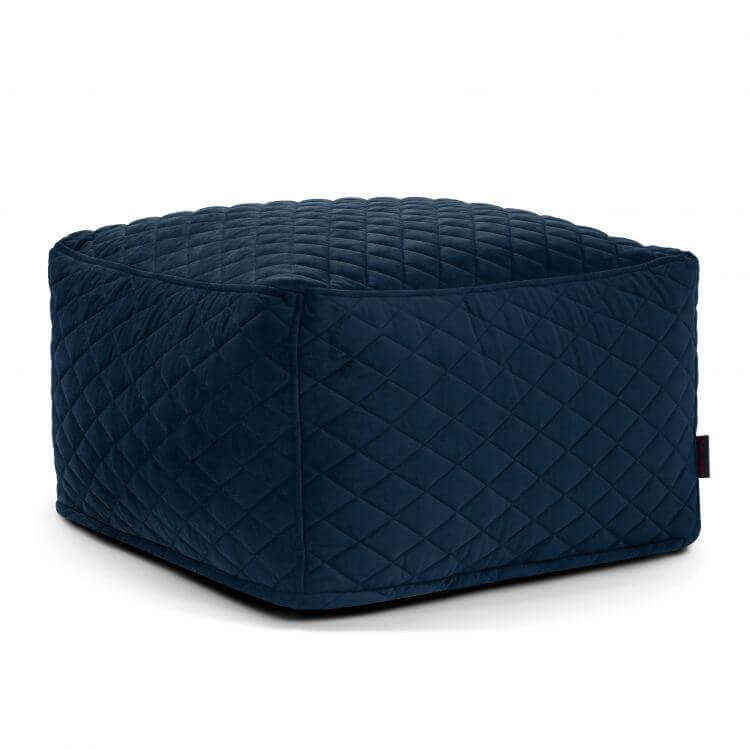 Un puff SOFTBOX LURE LUXE cuadrado de terciopelo acolchado lavable (70×70×40 cm) de color azul oscuro, con un tejido suave y texturizado y esquinas ligeramente redondeadas, sobre un fondo blanco liso, ideal para el salón o el dormitorio.