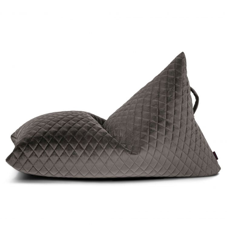 El Bean bag puff infantil de terciopelo acolchado 75×110×65 cm - RAZZY LURE LUXE, con acabado acolchado, respaldo triangular y asa superior, se muestra en color gris sobre fondo blanco.