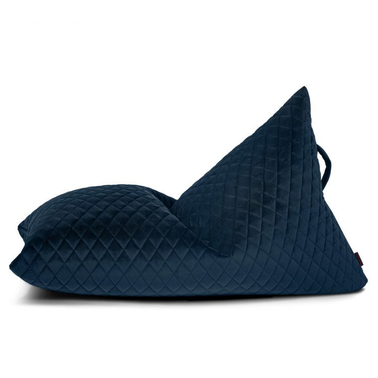 El puff infantil Bean bag de terciopelo acolchado RAZZY LURE LUXE (75×110×65 cm), de color azul oscuro con acabado acolchado y respaldo triangular, se muestra sobre fondo blanco. Ideal para dormitorios modernos.