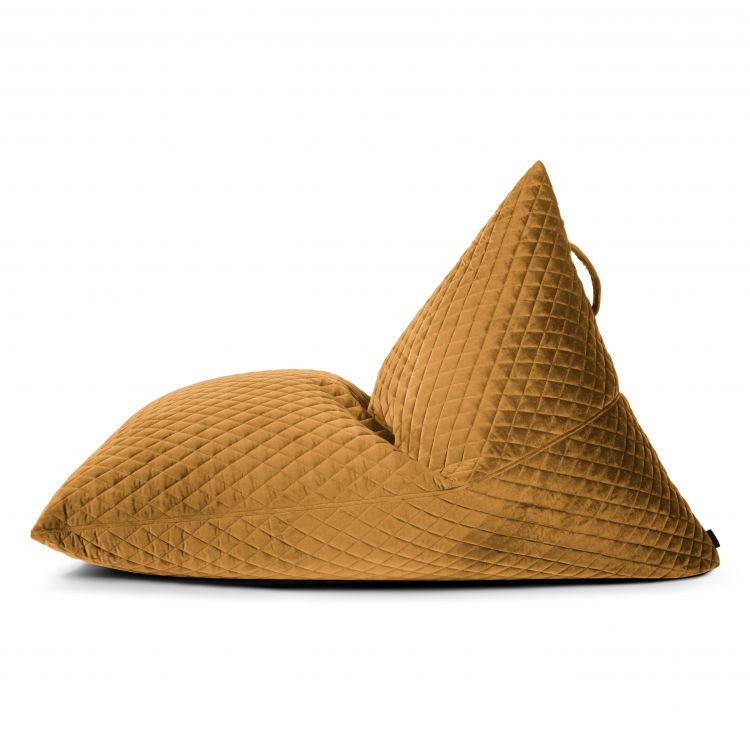 El RAZZMATAZZ LURE LUXE es un gran puf de terciopelo acolchado (155×120×95 cm) con respaldo triangular, en amarillo mostaza de lado sobre fondo blanco, perfecto para salones modernos, dormitorios o espacios chill-out.