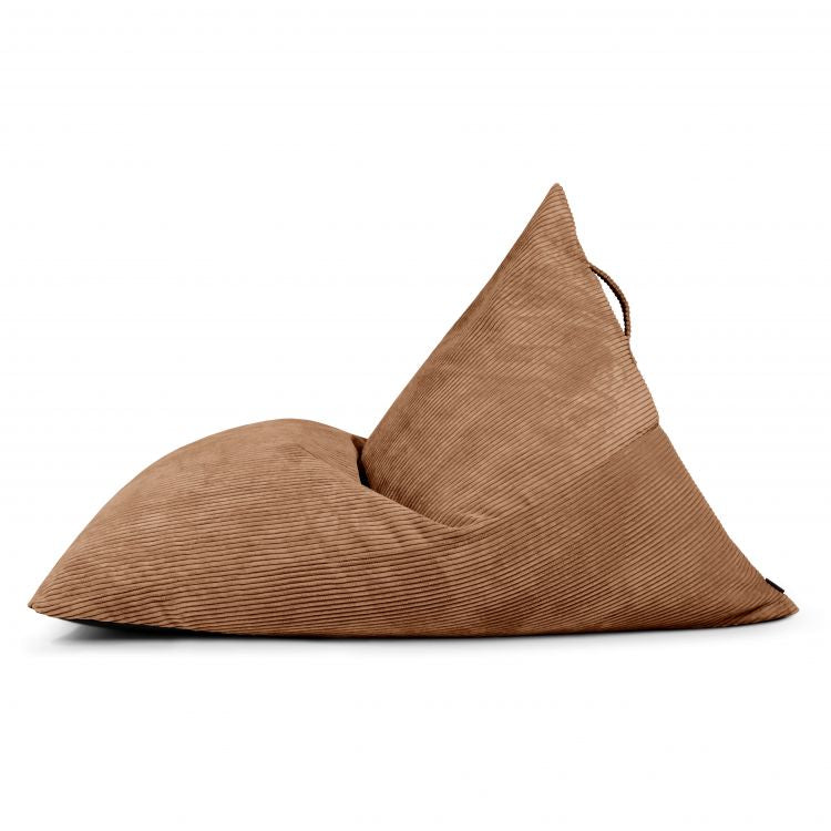 Un gran puf de terciopelo y pana (155×120×95 cm) RAZZMATAZZ WAVES, con respaldo triangular y asa superior, mostrado de lado sobre fondo blanco: un asiento moderno perfecto para salones o dormitorios.
